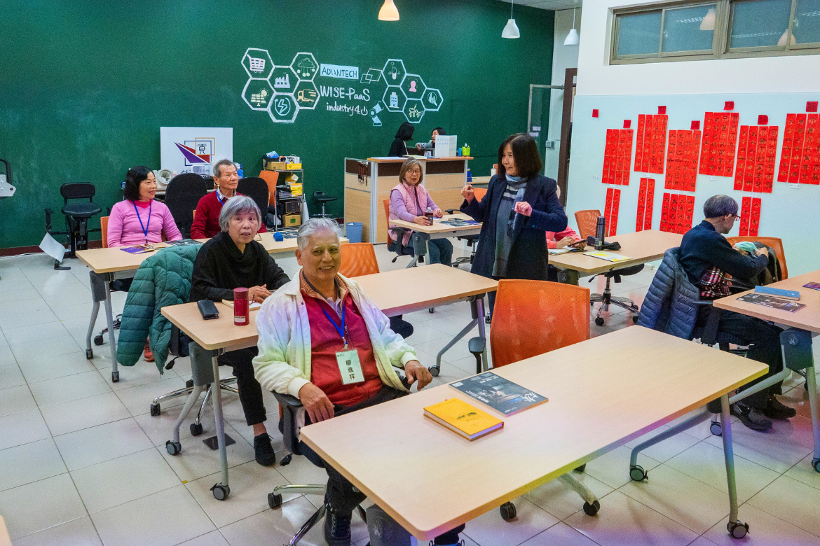 Gong Academy provides an environment for seniors to explore knowledge and achieve self-realization.)