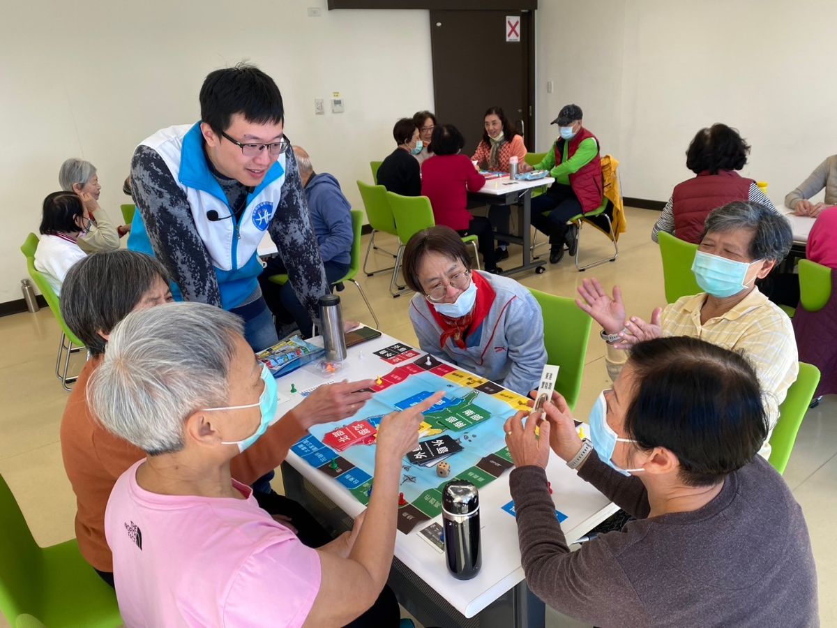 Taipei Municipal Gan-Dau Hospital (Operated by Taipei Veterans General Hospital, TVGH) and National Yang Ming Chiao Tung University (NYCU) jointly established Gandaulogy Academy Dao Xiang for cognitive board game courses to provide body-mind-spirit care for the elderly.