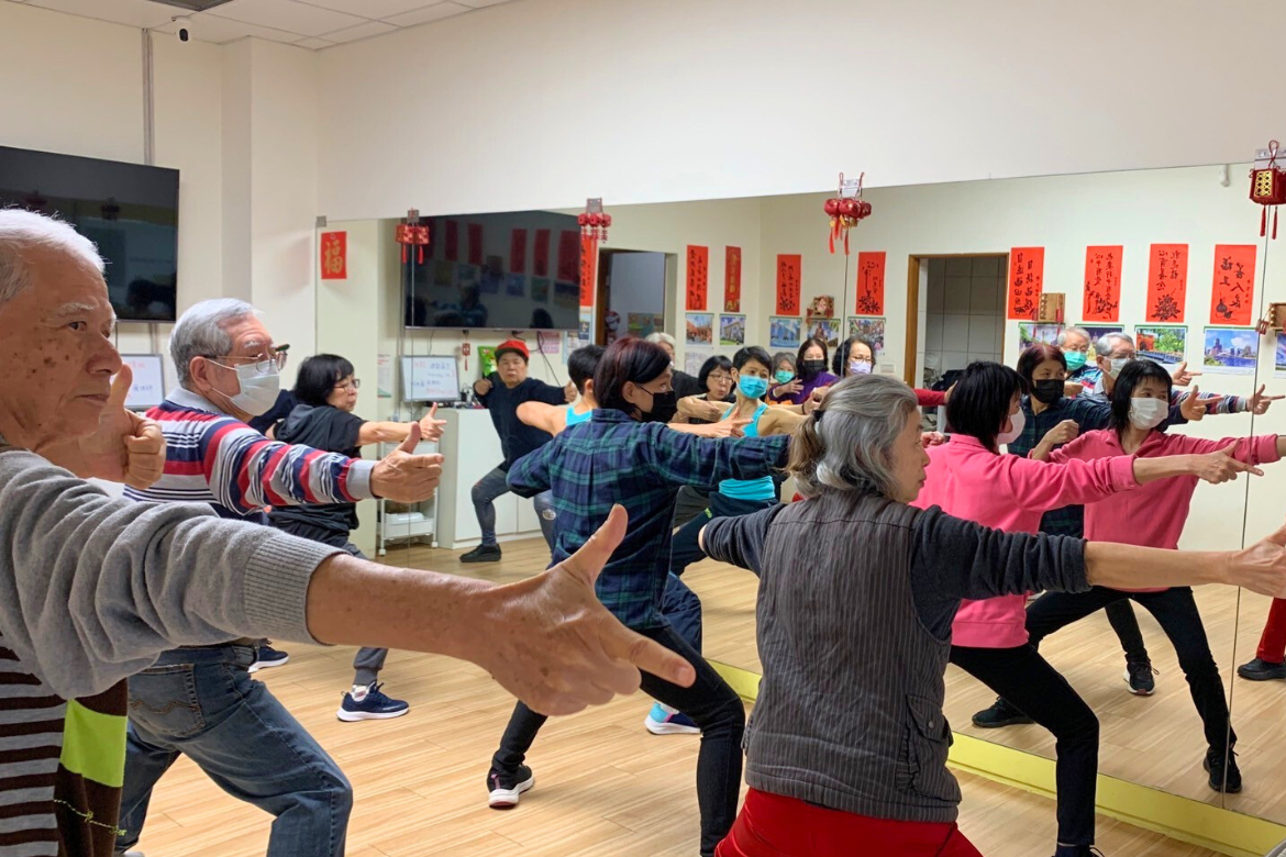 Through aerobic muscle strength exercise courses, one can start his/her journey to health from the details of daily life.)